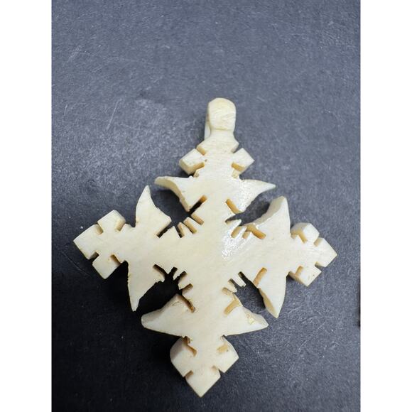 Vintage Lot of 4 Mother of Pearl Carved Cross Dolphin & Penguin Pendant - Picture 4 of 6
